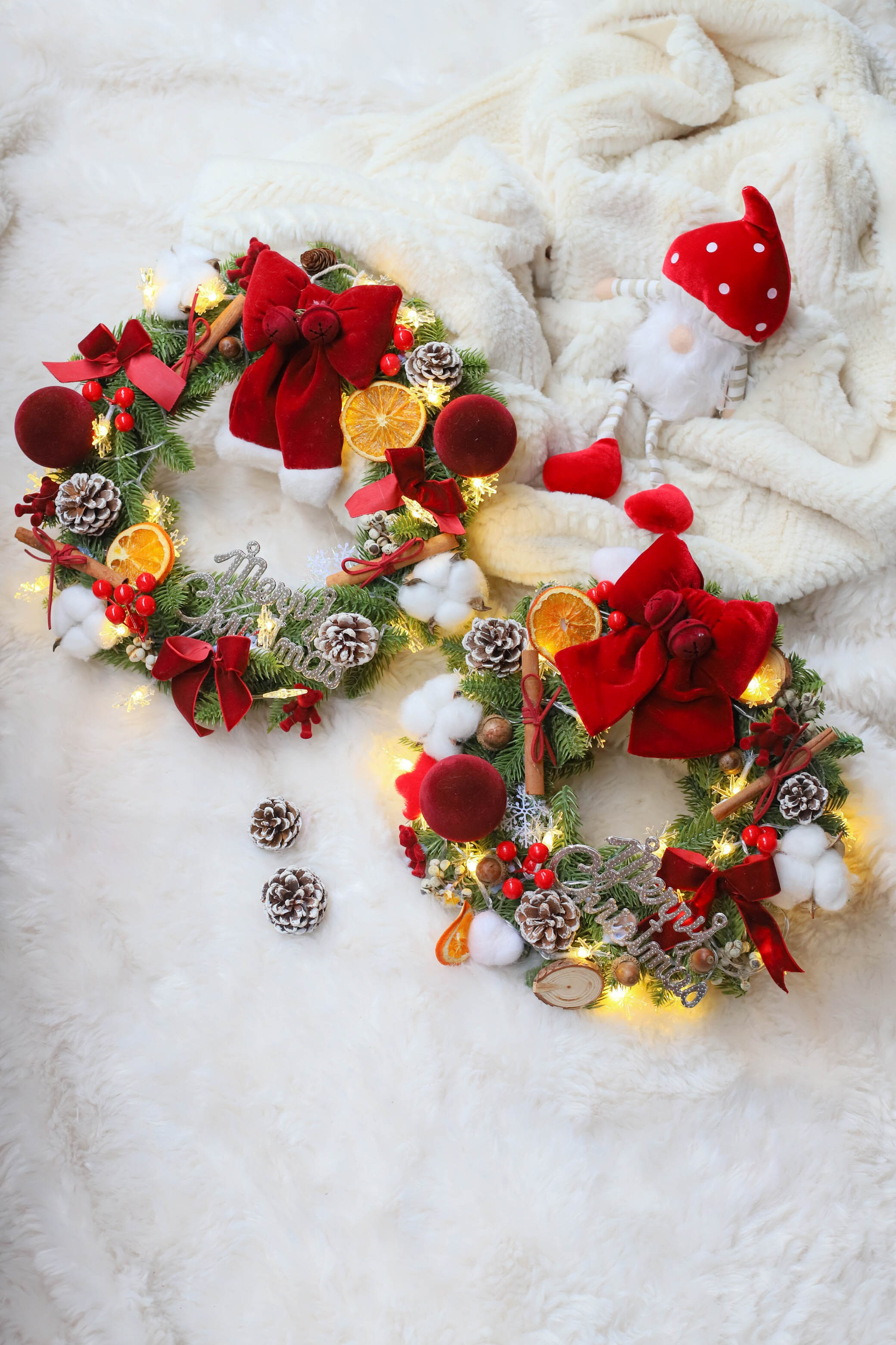 RED ARTIFICIAL CHRISTMAS WREATH