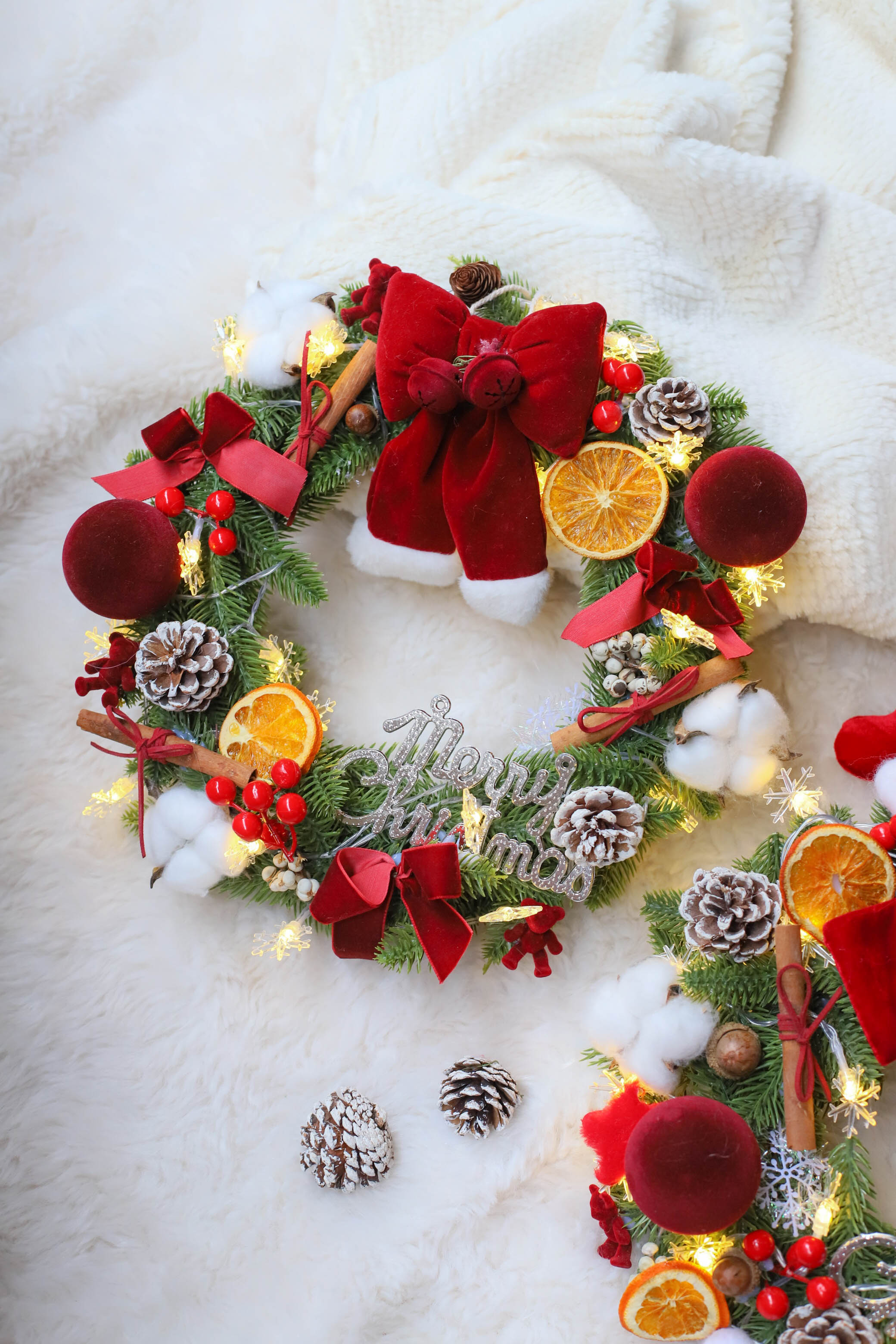 RED ARTIFICIAL CHRISTMAS WREATH