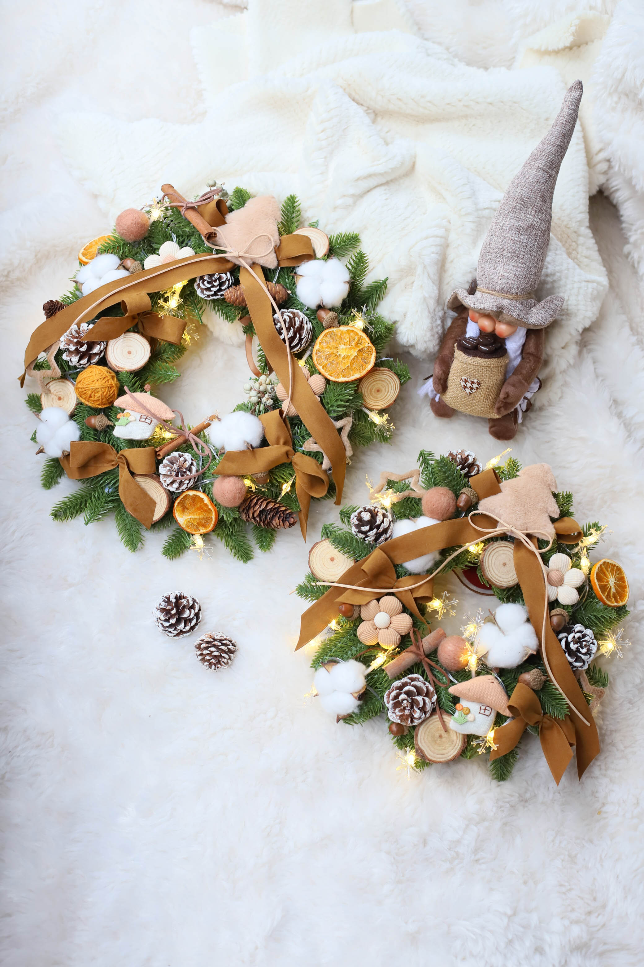 KHAKI ARTIFICIAL CHRISTMAS WREATH