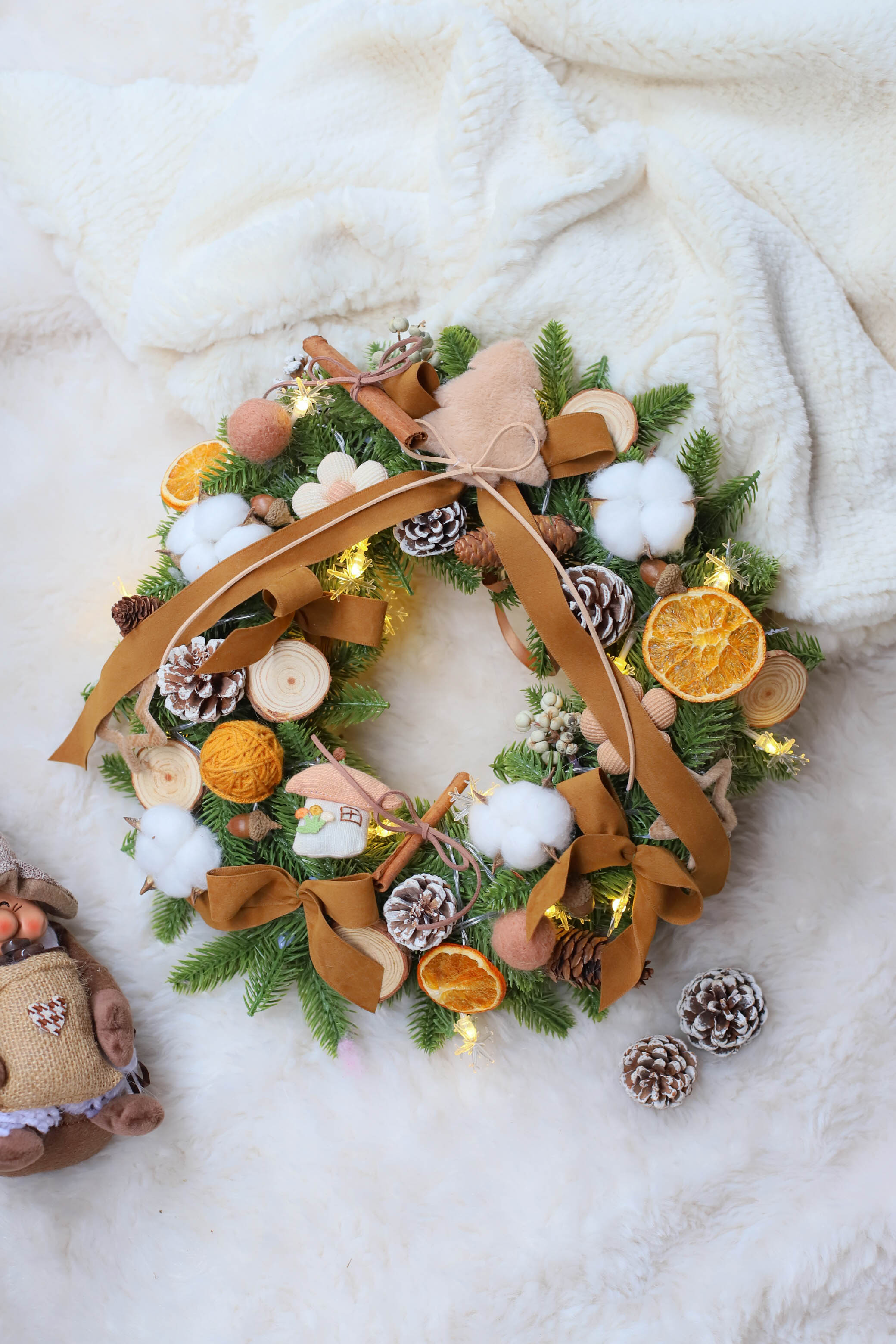 KHAKI ARTIFICIAL CHRISTMAS WREATH