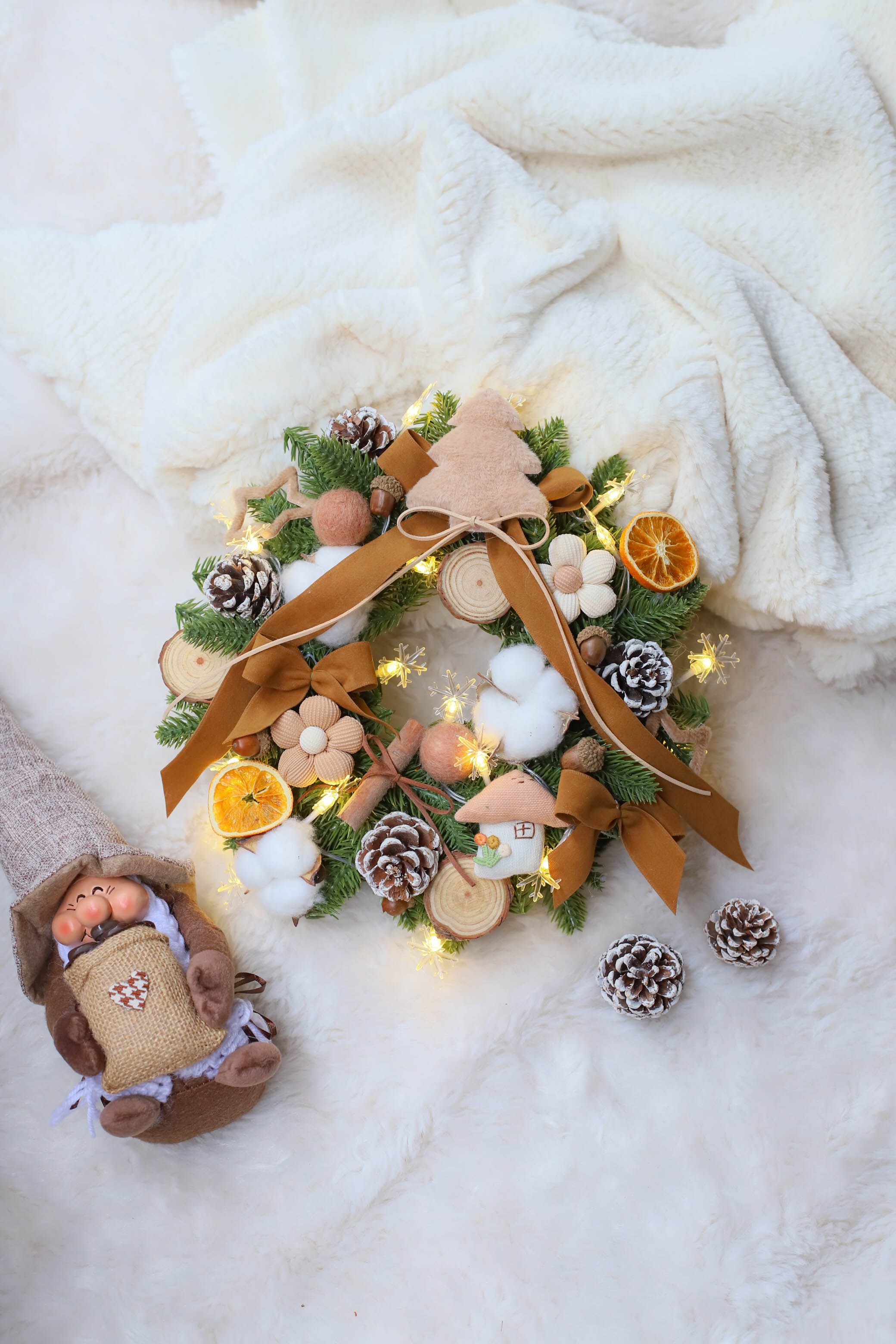 KHAKI ARTIFICIAL CHRISTMAS WREATH